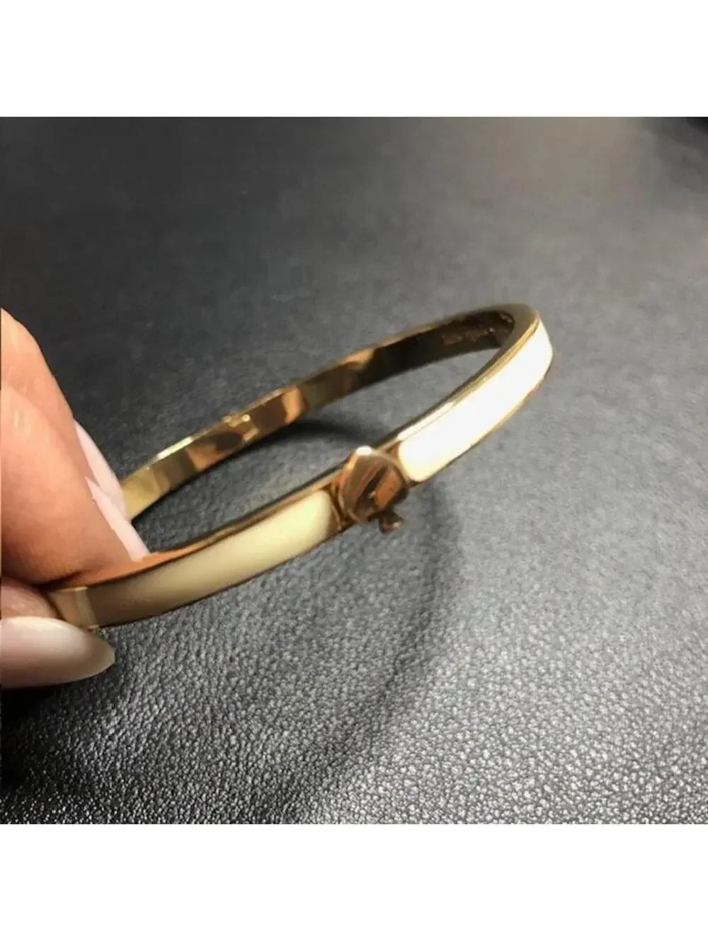 B3279 Kate Spade Hinged Bangle Bracelet Spade Clasp Enamel Gold Tone 7" - Picture 3 of 4